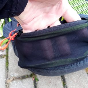 Elastická kapsička na pravé straně bederáku pojme drobnosti - CAMP M45