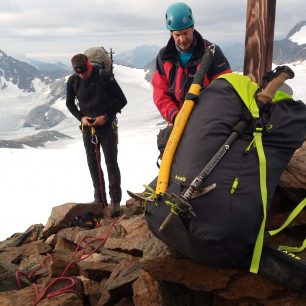 Fixace cepínu a rychlé připnutí teleskopické hole do poutka na cepín a pod vrchlík - CAMP M45