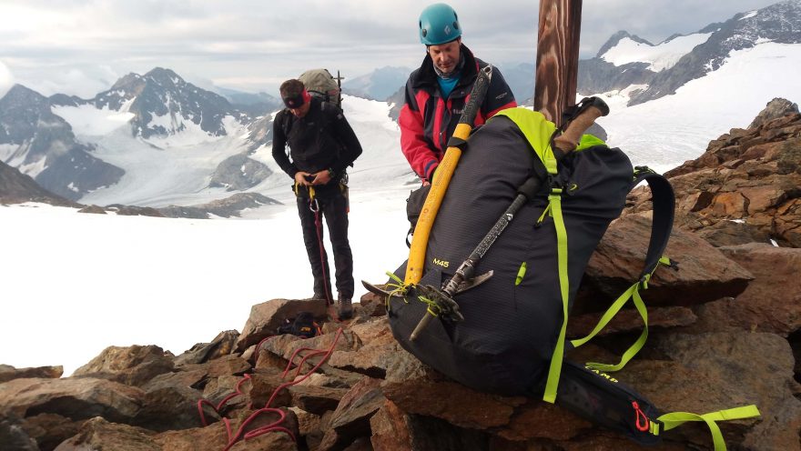 Fixace cepínu a rychlé připnutí teleskopické hole do poutka na cepín a pod vrchlík - CAMP M45