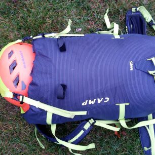 Fixace helmy na batoh CAMP M45