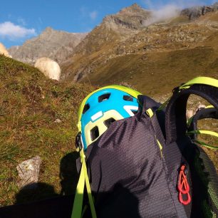 Fixace helmy na batohu CAMP M45