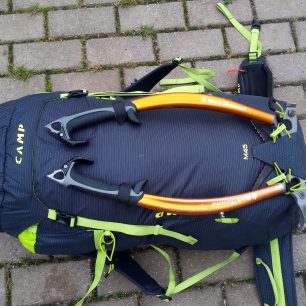 Fixace lezeckých cepínu na batoh CAMP M45 je bez problému