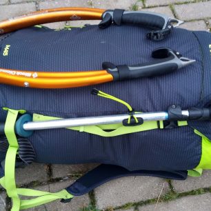 Fixace telespoické hole pod spodní kompresní popruh a extra poutko - CAMP M45