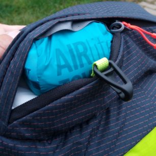 Na odepínatelném víku jsou dvě zipové kapsy a vnější obsahuje i karabinku na klíče - CAMP M45