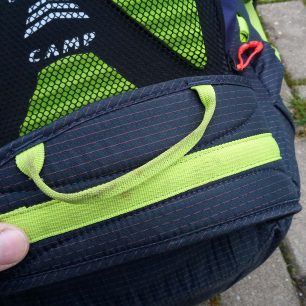 Na pravé straně bederáku je materiálové poutko - CAMP M45