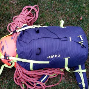 Pod helmu je možno přidat například i lano - CAMP M45