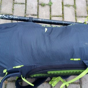 Pohled na zastrčené popruhy v minimalistické verzi batohu CAMP M45