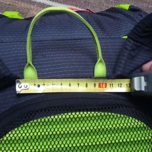 Rozteč ramenních popruhů a madlo na přenášení batohu CAMP M45