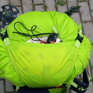 Stahování batohu pomocí vrchlíku pod který je možno vložit lano nebo i helma - CAMP M45