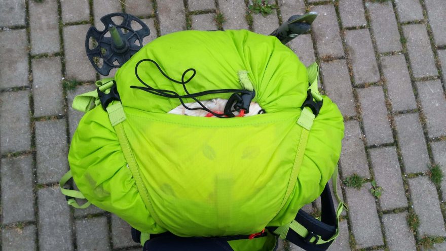 Stahování batohu pomocí vrchlíku pod který je možno vložit lano nebo i helma - CAMP M45