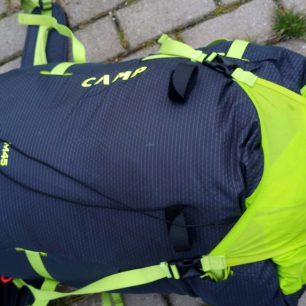 Stažený vstup do hlavní komory pomocí extra vrchlíku - CAMP M45