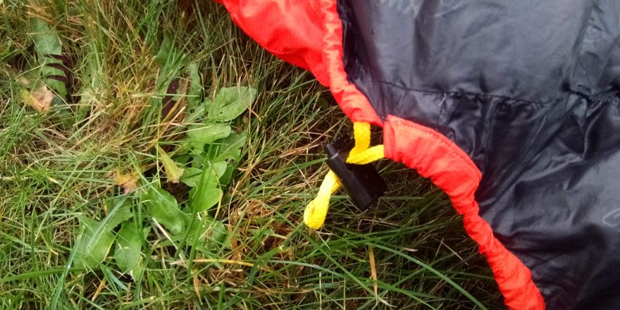 Detail stahování kapuce spacáku KWAK Kuňka K185