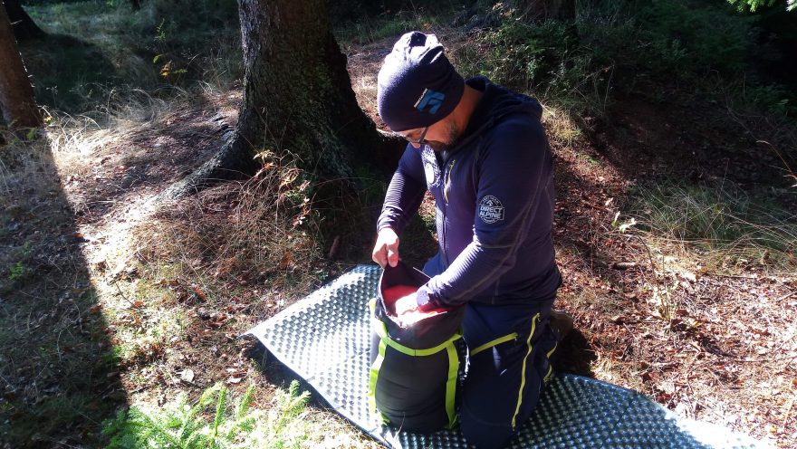 Kompresní obal je opatřen stahováním pomocí tkanice se samosvorkou a 4 kompresními popruhy