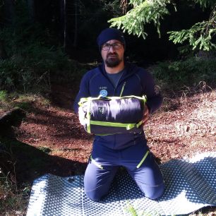 Spacák KWAK Kuňka K185 v kompresním obale před zatažením popruhů