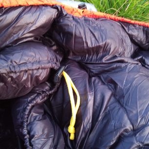 Stahování límce i kapuce je pomocí samosvorek a pružných tkanic