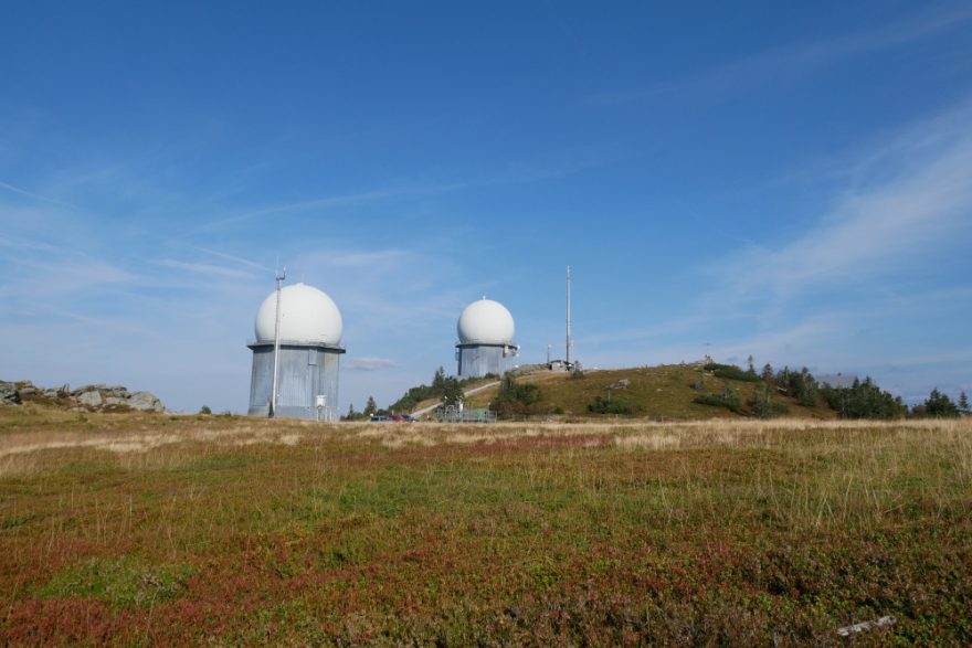 rcholek Velkého Javoru (1456 m) rozpoznáme díky jeho vojenským radarovým kopulím již zdálky.