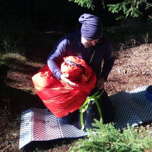 Ukládání spacáku KWAK Kuňka K185 do kompresního obalu