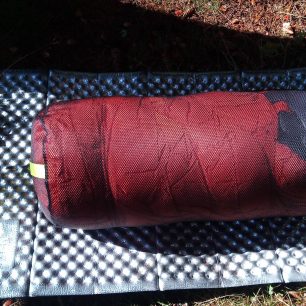 Uložení spacáku KWAK Kuňka K185 v síťovaném obalu, který slouží pro jeho skladování