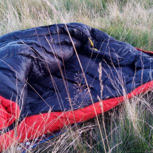 Vnitřní materiál spacáku KWAK Kuňka K185 je velmi příjemný na dotek