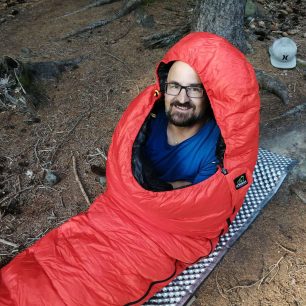 Zip je navíc zajištěn chlopní s logem KWAK se suchým zipem