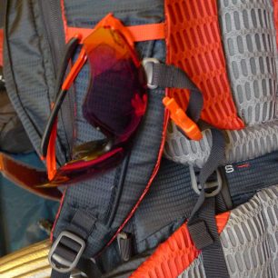 Píšťalka pro nouzové situace a poutka na připevnění různých drobností – třeba pouzdra na foťák nebo mobil, případně na rychle odložení brýlí