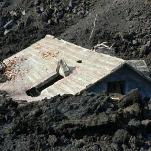 Domek utopený v lávě na úpatí Etny, Itálie