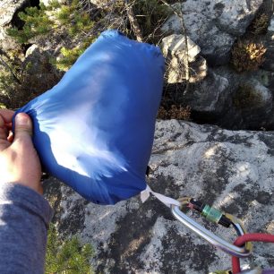 Po sbalení má praktické poutko k připnutí na sedák nebo pověšení na háček