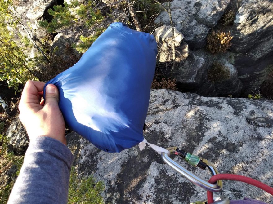 Po sbalení má praktické poutko k připnutí na sedák nebo pověšení na háček