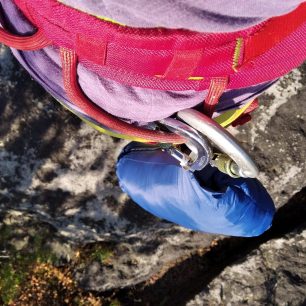 Po sbalení má praktické poutku k připnutí na sedák