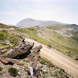 Sierra Nevada - kamenitá cesta vedoucí kolem Mulhacénu na Veletu, Španělsko