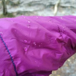 SJ Lotus Hooded lady má i voděodpudivé účinky