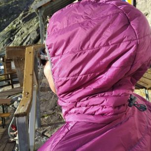 Velikost kapuce ocení i dlouhovlásky