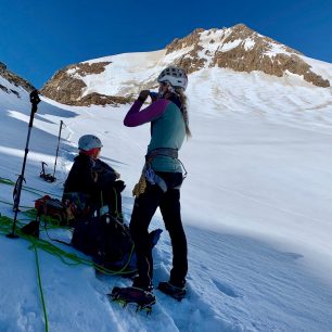 Pohled do severního hřebene Weisskugelu s mačkami Camp Ascent.