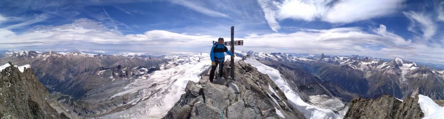 Panorama od vrcholového kříže. Traverz tří Walliských klenotů – Alphubel – Täschhorn – Dom, Švýcarsko, Alpy