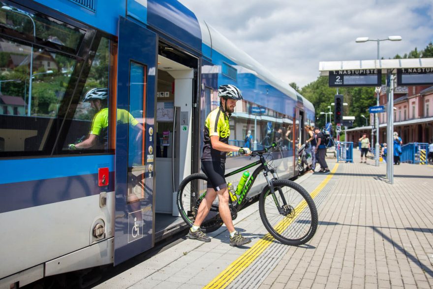 Kolo lze převézt vlakem, cyklobusem i lanovkou.