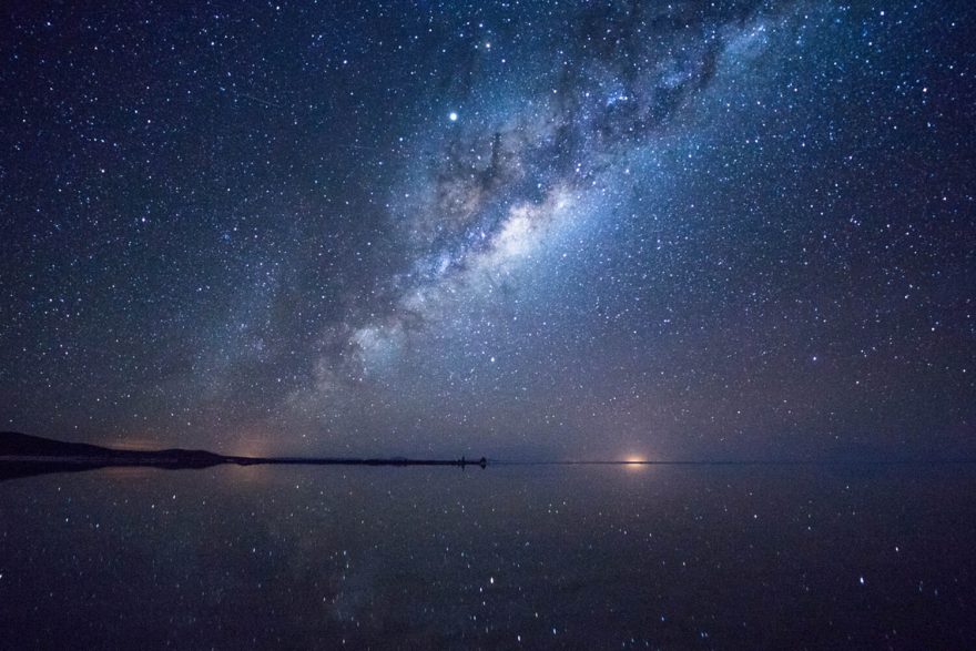Největší slaná pláň na světě Salar de Uyuni v noci, Bolívie