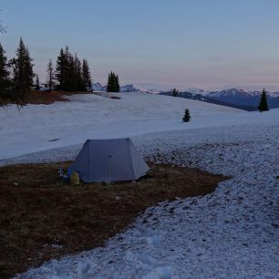 Další kilogramy se dají shodit, když se zamyslíte nad univerzálností svého vybavení – v ultralightu je třeba běžné, že se stan (nebo tarp) staví na trekové hůlky místo toho, abyste pro ty účely nosili půl kilo skládacích duralových prutů, které jinak nevyužijete.