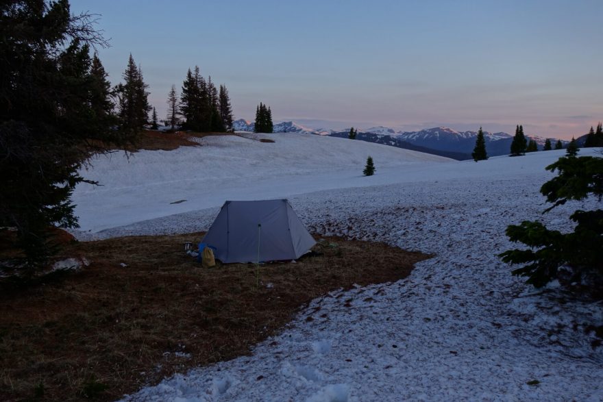 Další kilogramy se dají shodit, když se zamyslíte nad univerzálností svého vybavení – v ultralightu je třeba běžné, že se stan (nebo tarp) staví na trekové hůlky místo toho, abyste pro ty účely nosili půl kilo skládacích duralových prutů, které jinak nevyužijete.