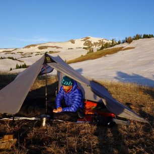 Další kilogramy se dají shodit, když se zamyslíte nad univerzálností svého vybavení – v ultralightu je třeba běžné, že se stan (nebo tarp) staví na trekové hůlky místo toho, abyste pro ty účely nosili půl kilo skládacích duralových prutů, které jinak nevyužijete.
