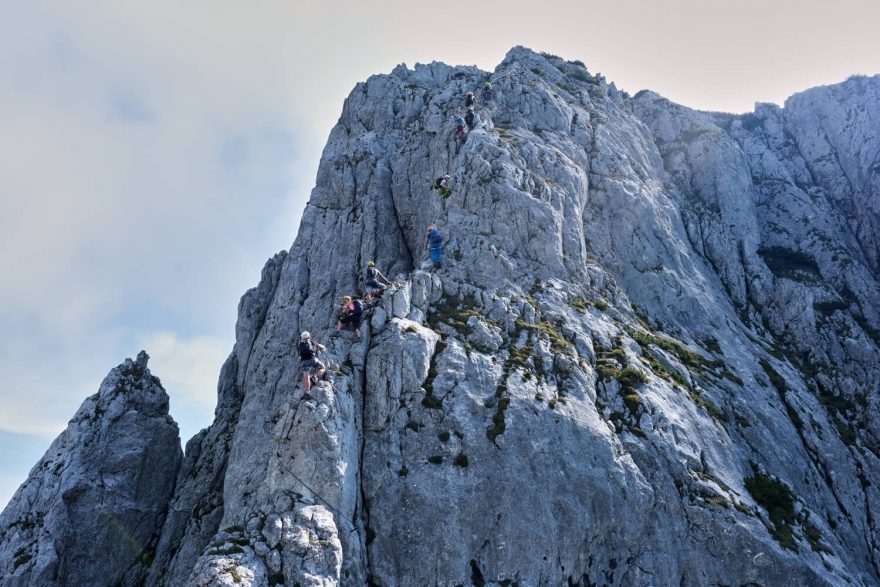 Hřeben nad Donnermandlem. Via ferrata Intersport Donnerkogel Klettersteig, rakouské Alpy