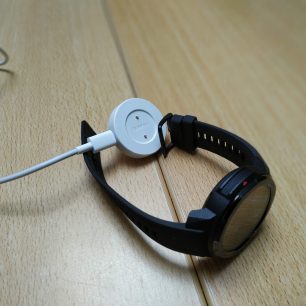 Nabíjecí dok s magnetickými pody