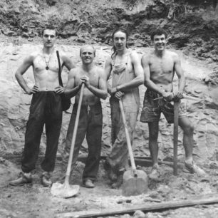 Položení základů první prodejny HUDY v Hřensku.