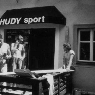 Poslední úpravy před otevřením první prodejny HUDYsport v Hřensku v roce 1990.