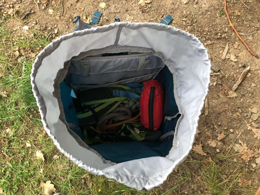 Dostatečně široký vstup do hlavní komory batohu Pinguin Walker 50