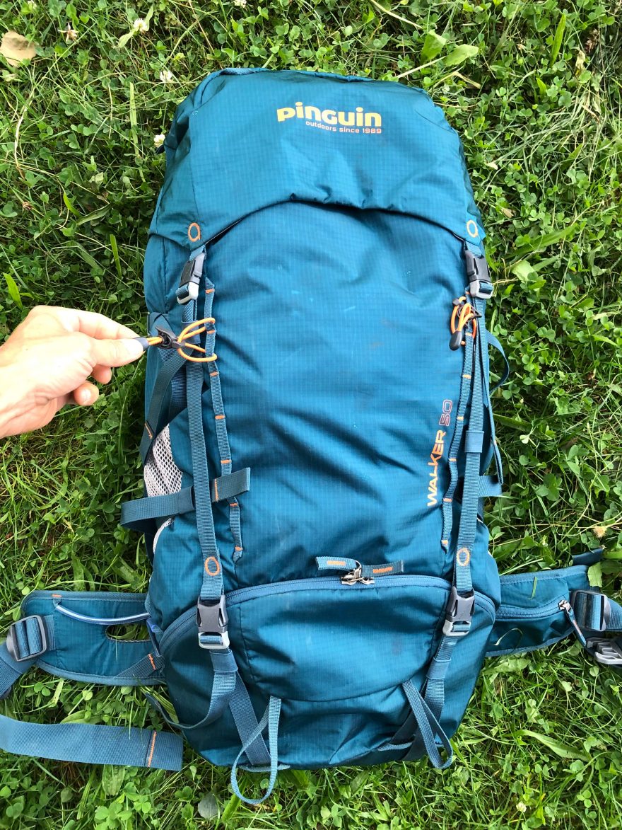 Horní poutka pro fixaci cepínu a čelní pohled na batoh - Pinguin Walker 50u