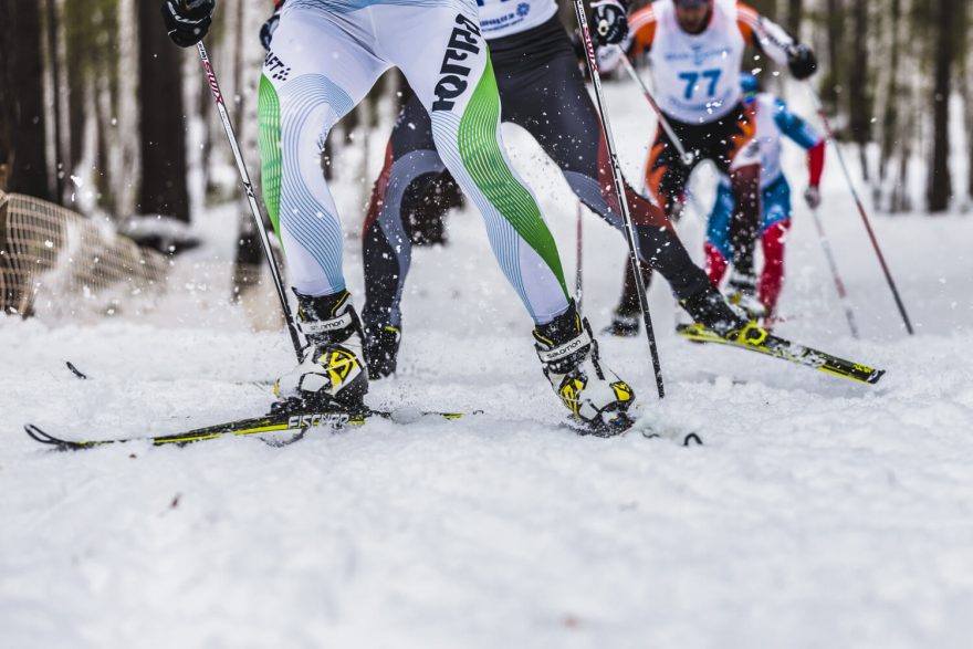 Boty na skate mají vyšší komínek, výztuhu kotníku a tvrdou podrážku.
