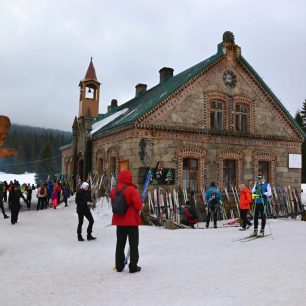 Turistická chata Orle (830 m) v budově bývalé sklárny Karlstal je jediným pozůstatkem po původní sudetské osadě. Jakuzsyce, polské Jizerky