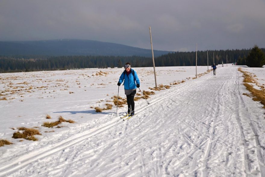Rozlehlé slunné pláně Velké jizerské louky, Jakuzsyce, polské Jizerky