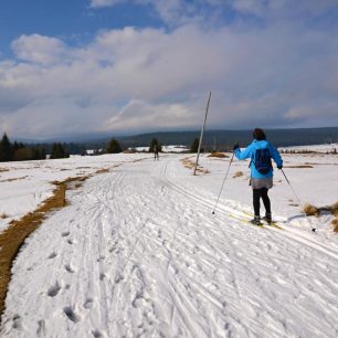 Rozlehlé slunné pláně Velké jizerské louky, Jakuzsyce, polské Jizerky