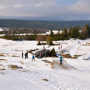 Rozlehlé slunné pláně Velké jizerské louky, Jakuzsyce, polské Jizerky